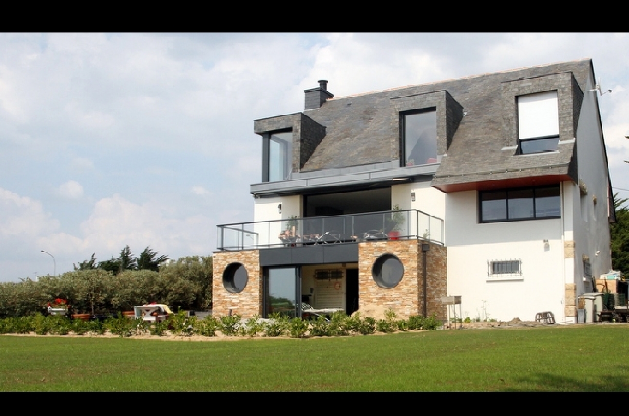 Construction, aménagement et extension d'une maison individuelle à LA TURBALLE (44)